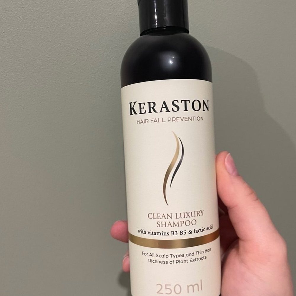 Keraston, tamna bočica šampona od 250 ml sa svijetlozelenom etiketom
