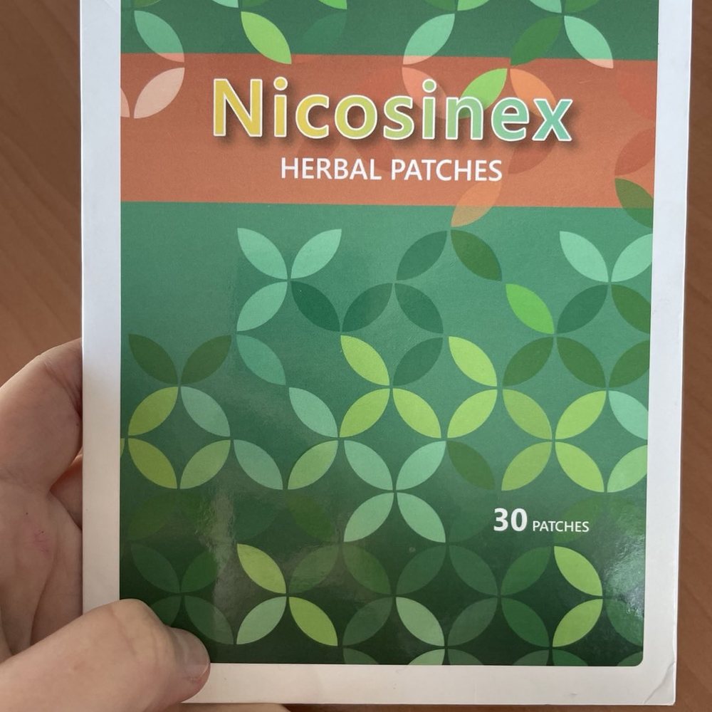 Nicosinex, zelena kutija s flasterima bež boje u ruci
