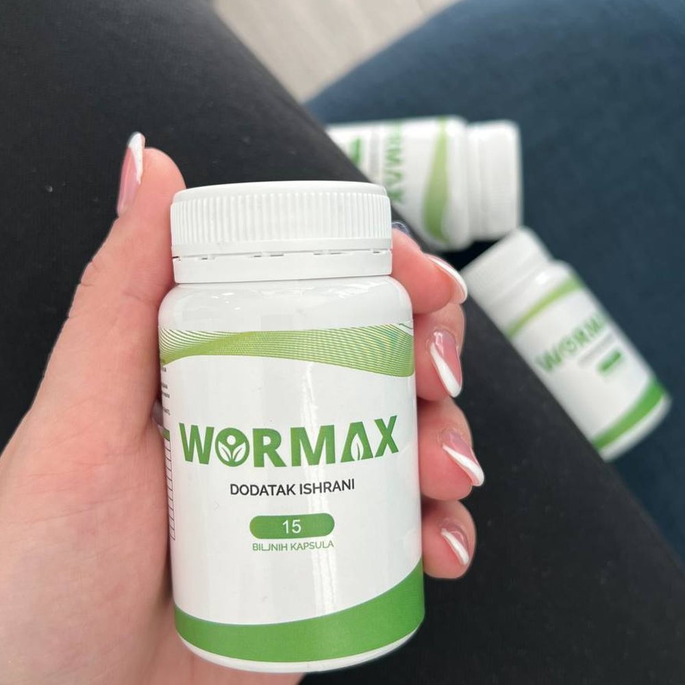 Wormax Caps, bijelo-zelena bočica s 15 biljnih kapsula u ruci